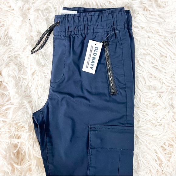 ❌SOLD❌ Old Navy Boys Built-In Flex Tapered Tech Cargo Pants, Size S (6-7) - Picture 6 of 10